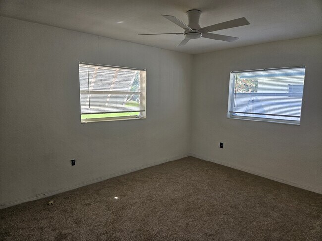 Building Photo - 1560 Robinson Dr N