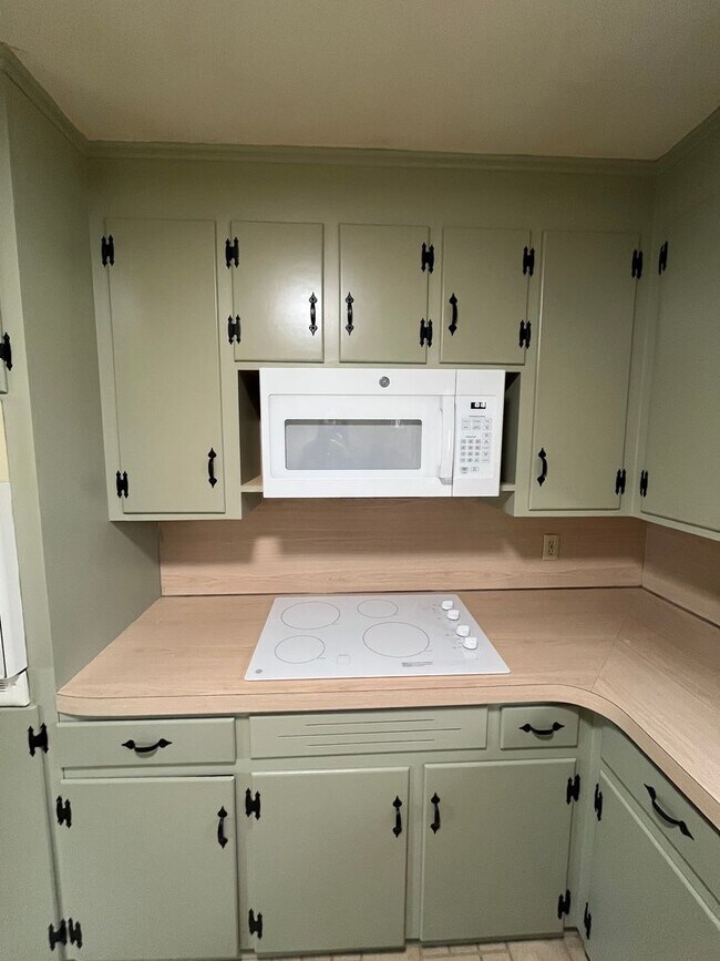 Building Photo - Beautifully Renovated Single-Family Ranch – 3 Beds, 2 Baths