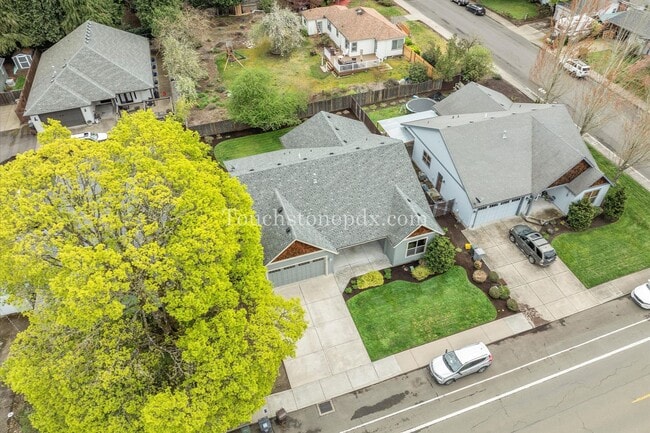 Building Photo - Radiant 3-bedroom Home in Downtown Canby