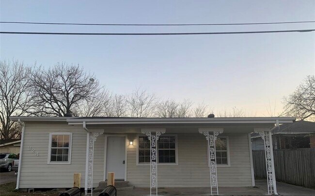 Primary Photo - 324 Delaware St