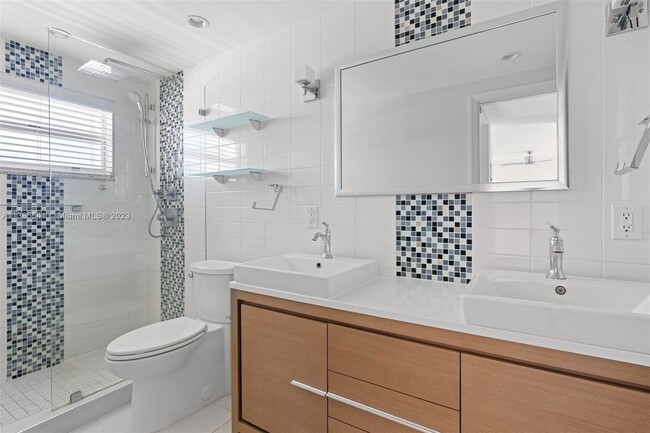 Building Photo - 1357 Collins Ave