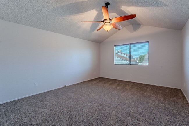 Building Photo - 4 Bedroom Split Floorplan - Newly Updated ...