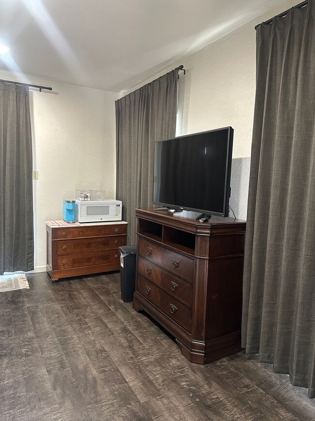 Building Photo - Cottage on Elm Creek;  fully furnished, all bills paid!