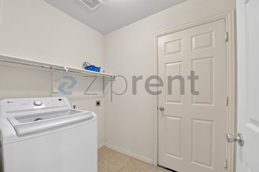Building Photo - Unit