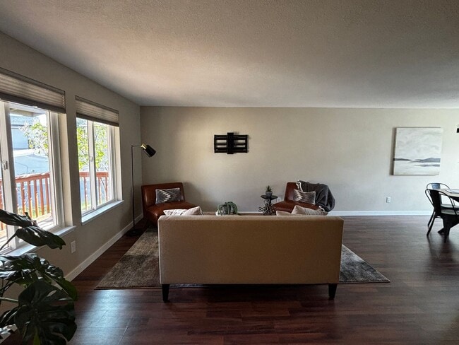 Building Photo - 4 bed 3 bath, Bonus room, Rv parking, Fenc...