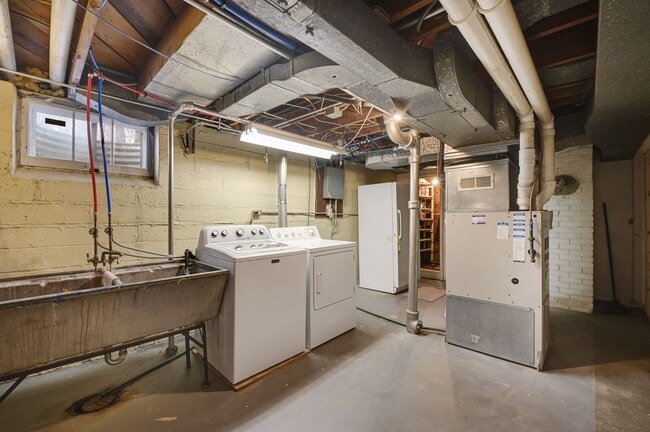 Building Photo - 3236 Idaho Ave S