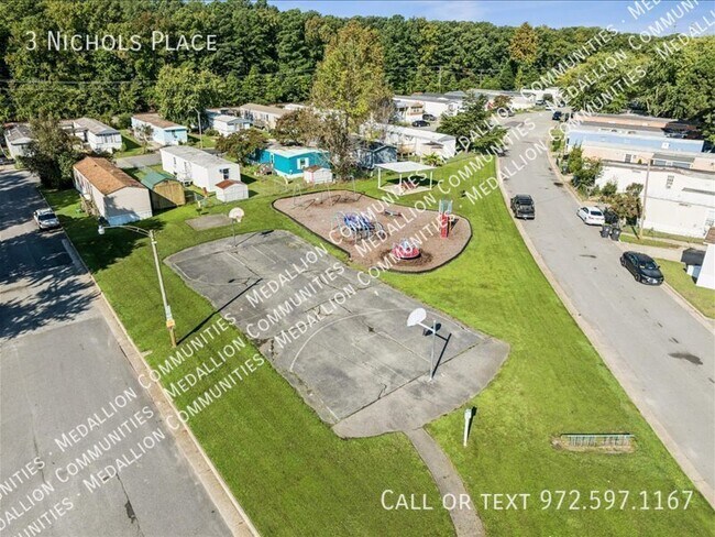Building Photo - 3 Nichols-
