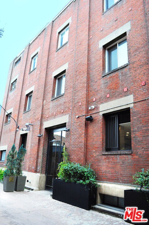 Building Photo - 712 S Santa Fe Ave