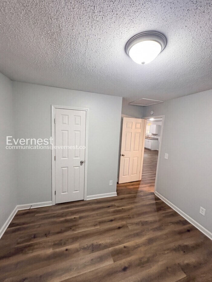 Building Photo - 711 W Creek Cir