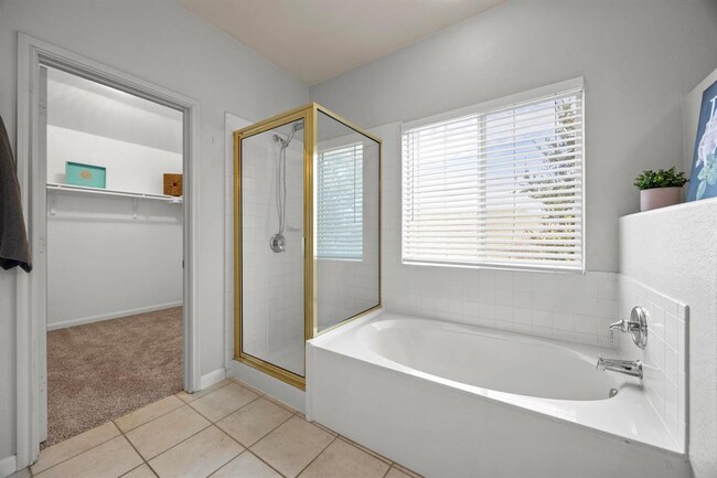 Building Photo - 2109 Zoa Dr