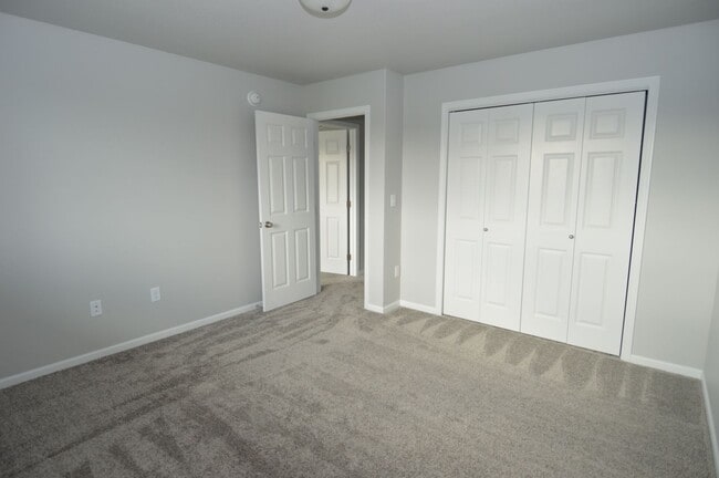 Building Photo - Beautiful 4 bed 2 bath Townhome for rent!