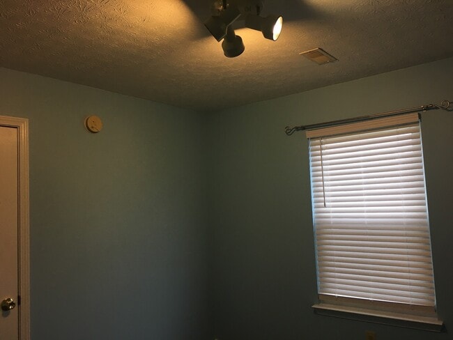 Building Photo - **New Paint**   **New Carpet**  Ready for YOU!!