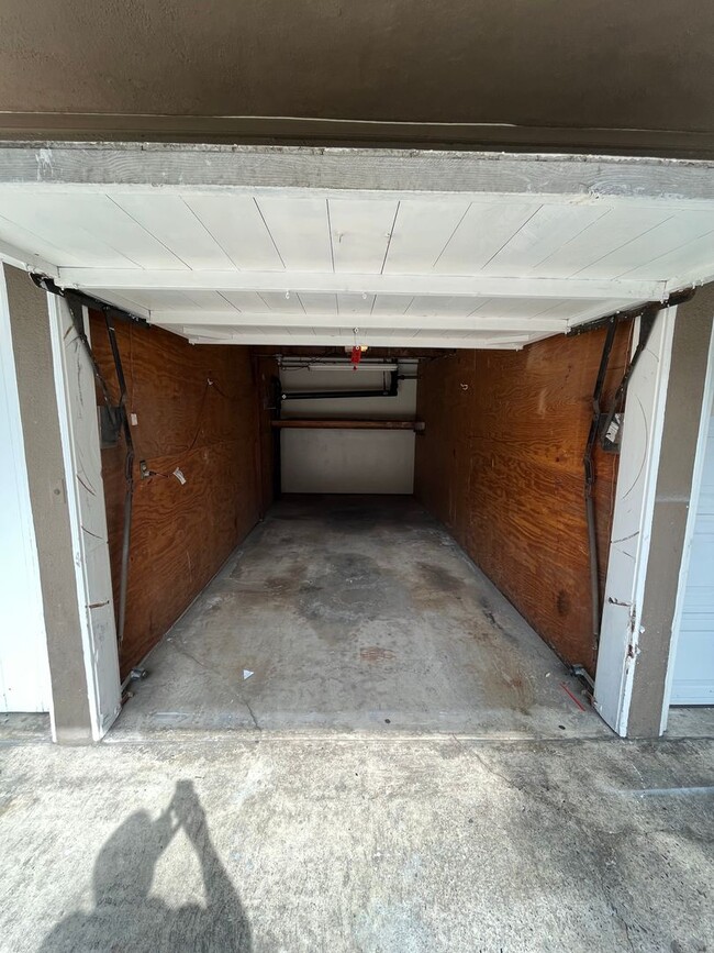 Building Photo - One bedroom condo with garage off Ocean Blvd.