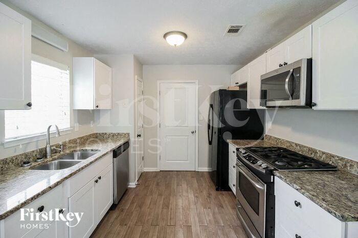 Building Photo - 1417 Oak Knoll Dr NE
