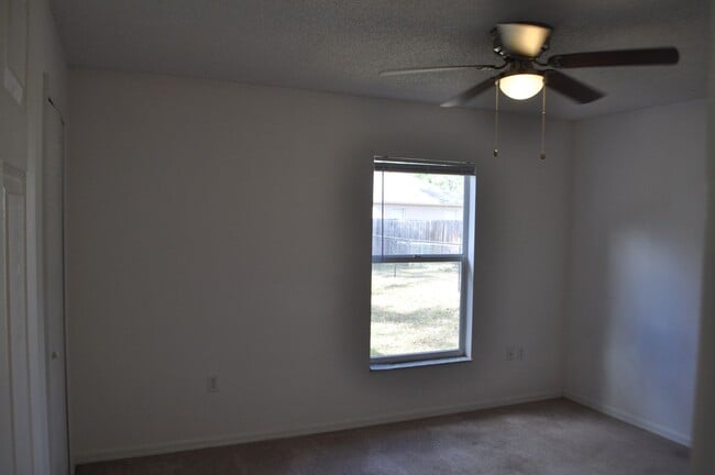 Building Photo - 3 Bedroom 2 Bath Home in Lehigh Woods