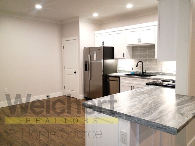 Building Photo - Stylish Downtown 1-Bedroom with Modern Upd...