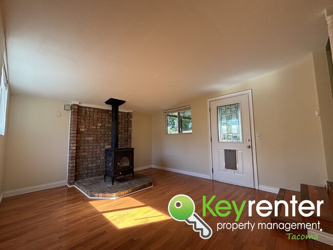 Building Photo - Gorgeous 3 Bed 1 Bath Home in Lakewood, WA!