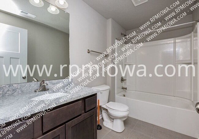 Building Photo - 4721 NE Oak Dr