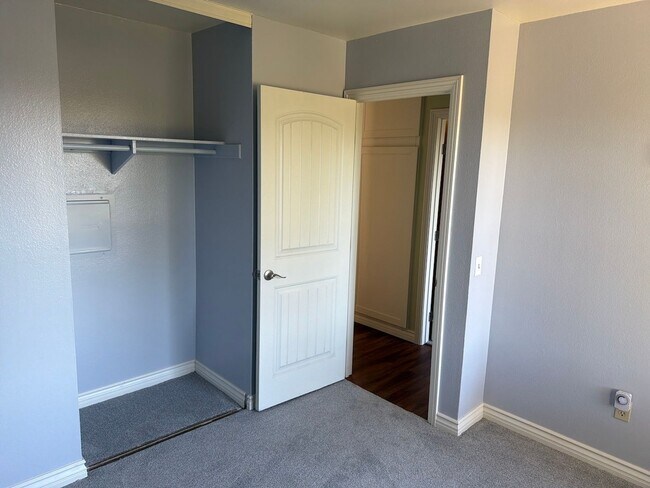 Building Photo - Remodeled Spring Valley Townhome