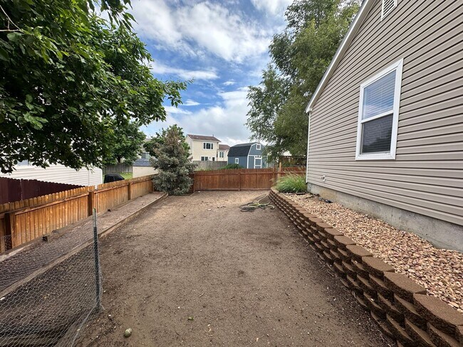 Building Photo - 3 Bed Ranch Style Home with Awesome Fully Fenced Backyard Close to Ft Carson & Schriever Space Fo...