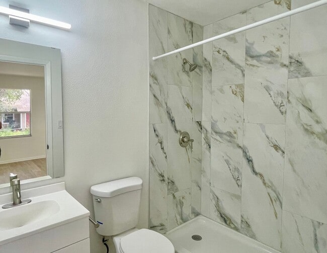 Building Photo - Spacious 4 Bedroom 2 Bathroom Single Famil...