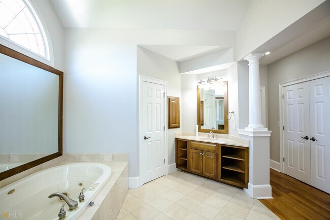 Building Photo - 1660 Briergate Dr