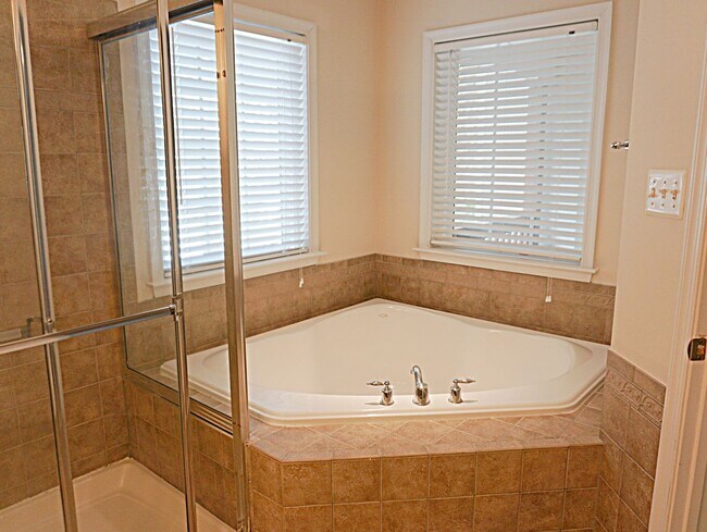 Building Photo - Exquisite Townhouse in Orchard Run Germantown