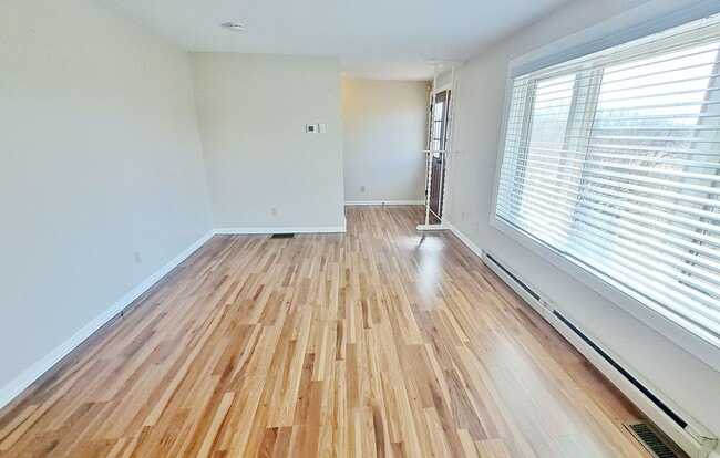 Building Photo - 3 Bed / 1-1/5 Bath Single Family Home w/Attached 2-Car Garage