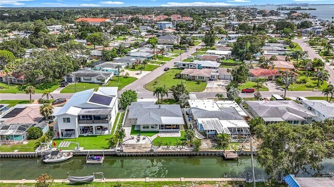 Building Photo - 572 Baywood Dr N