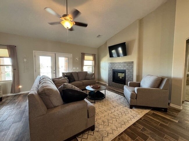 Building Photo - Los Lagos Lakefront WINTER Rental 3Br with Utilities AVAILABLE 10/1/2025