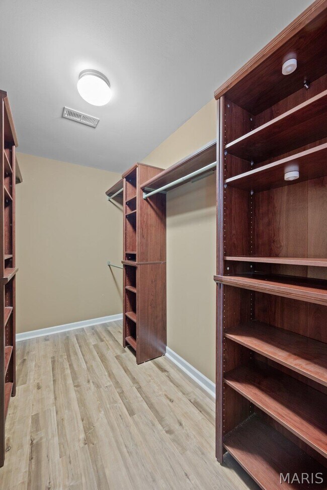 Building Photo - 499 Parkgate Dr