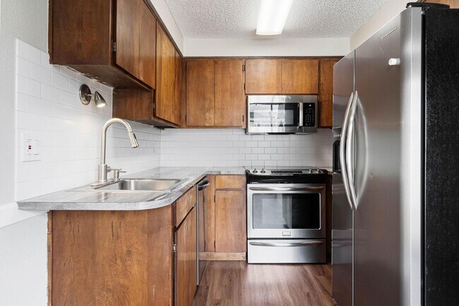 Building Photo - Clean, welcoming 2-bdrm/1.5 bath unit in Milwaukie. Private patio, quiet location, designated par...