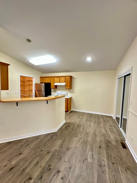 Dining area and eat at bar - 1620 Ridgecrest Dr