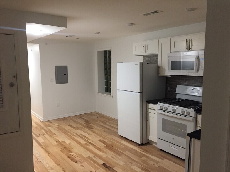 Kitchen - 526 N 31st St