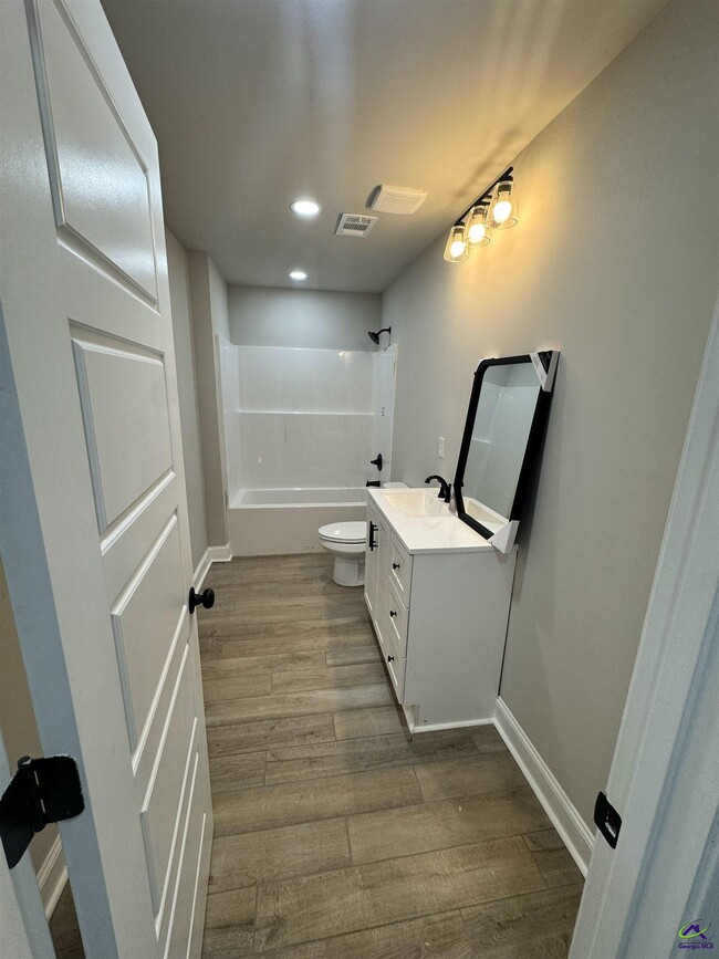 Building Photo - 305 N 4th St