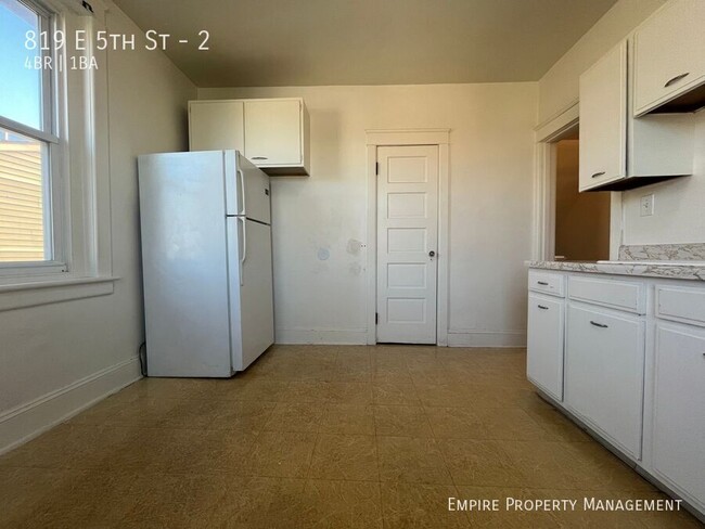 Building Photo - Available Now! 2nd and 3rd Floor: 4 Bedroo...