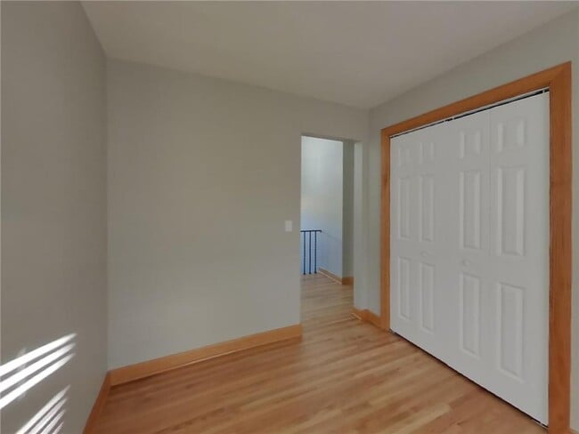 Building Photo - 1475 Valley Dr