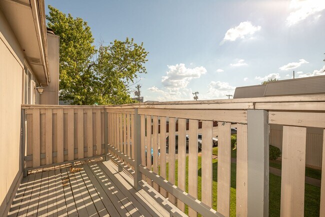 Building Photo - Spacious 3 Bed 2 Bath Condo in Tulsa!