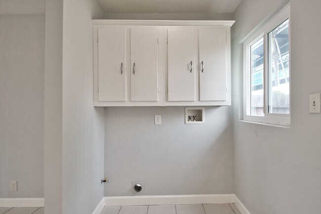 Building Photo - j4717