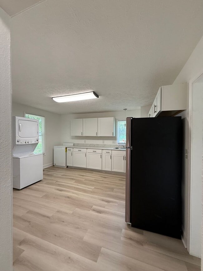 Building Photo - Space, Style & Location—All Under One Roof—For $1250 a Month