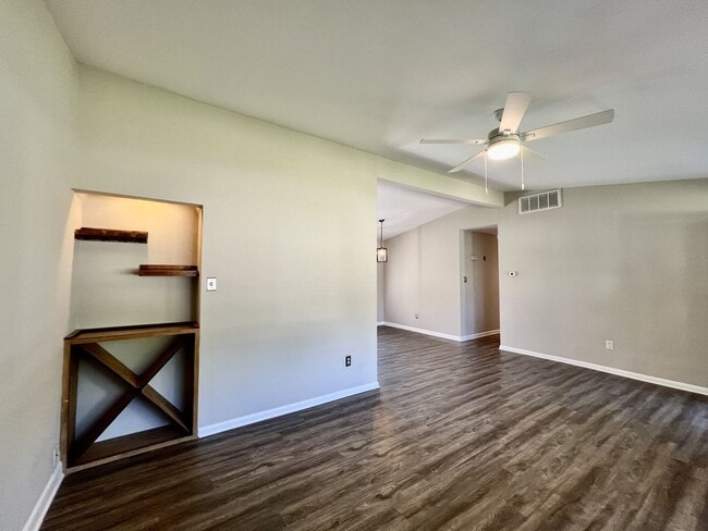 Building Photo - 3-Bedroom Home In Laurel Manor - Fenced Ba...