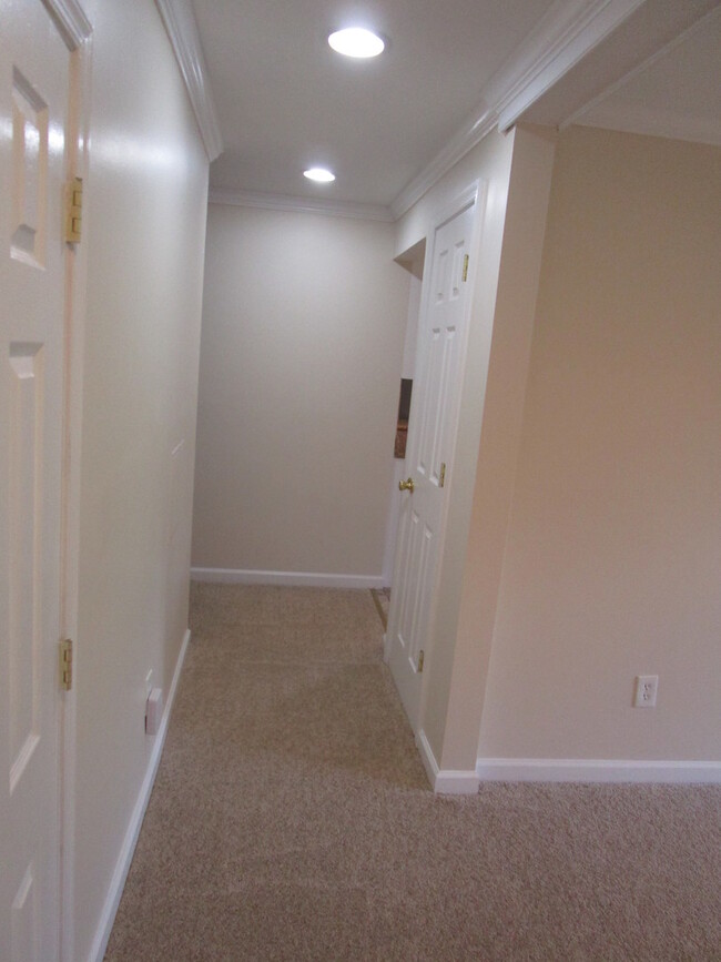 Building Photo - Updated 2 Bedroom Lower Level Condo in Tem...