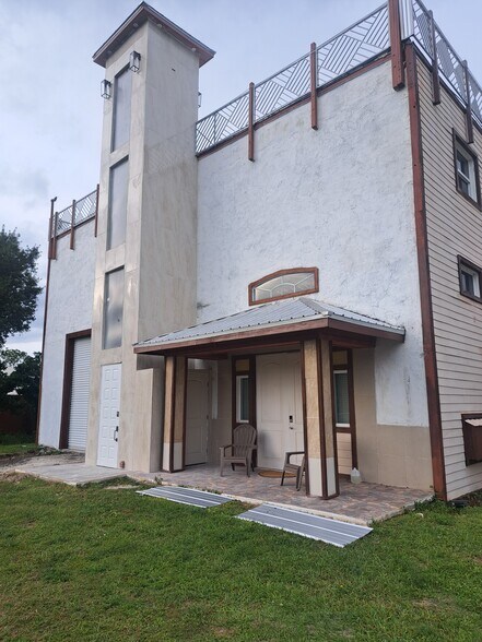 Country home with a modern flare. 14 foot ceilings built in firebplace with ultra Modern kitchen il - 16825 89th Pl N