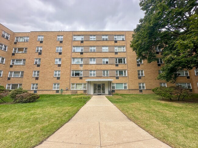 Building Photo - 2035 W Granville Ave