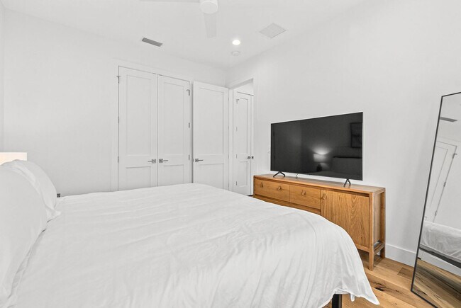 Building Photo - 105 8th St