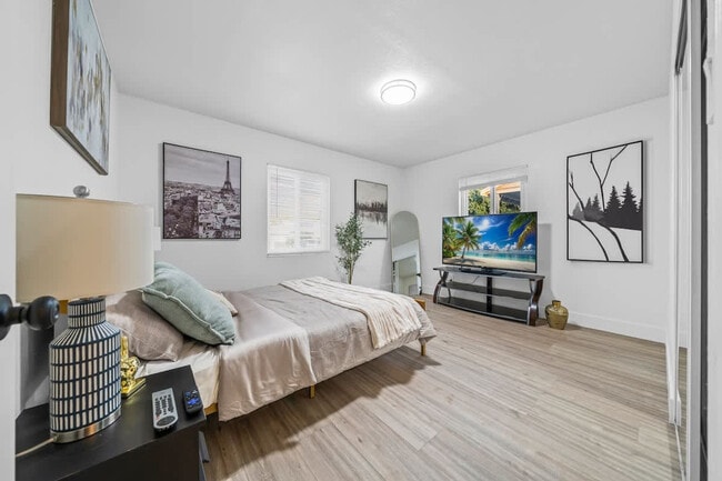 Building Photo - 606 S Sunshine Ave