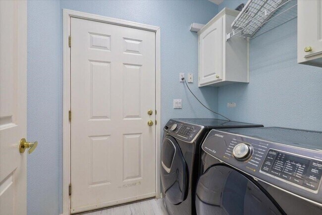 Building Photo - South Sunny Creek Circle