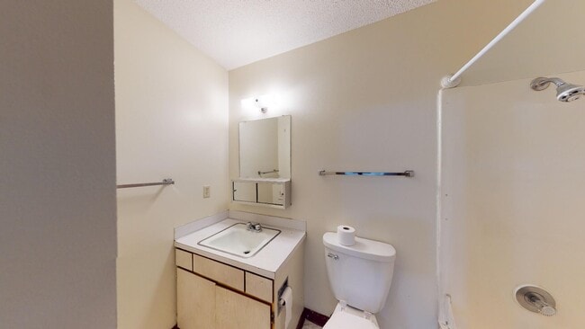 Building Photo - Close to Grandview College A