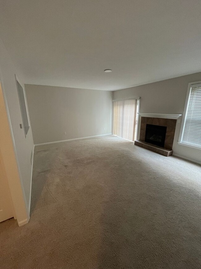 Building Photo - Newly Renovated 3 Bed 2.5 Bath Townhouse A...