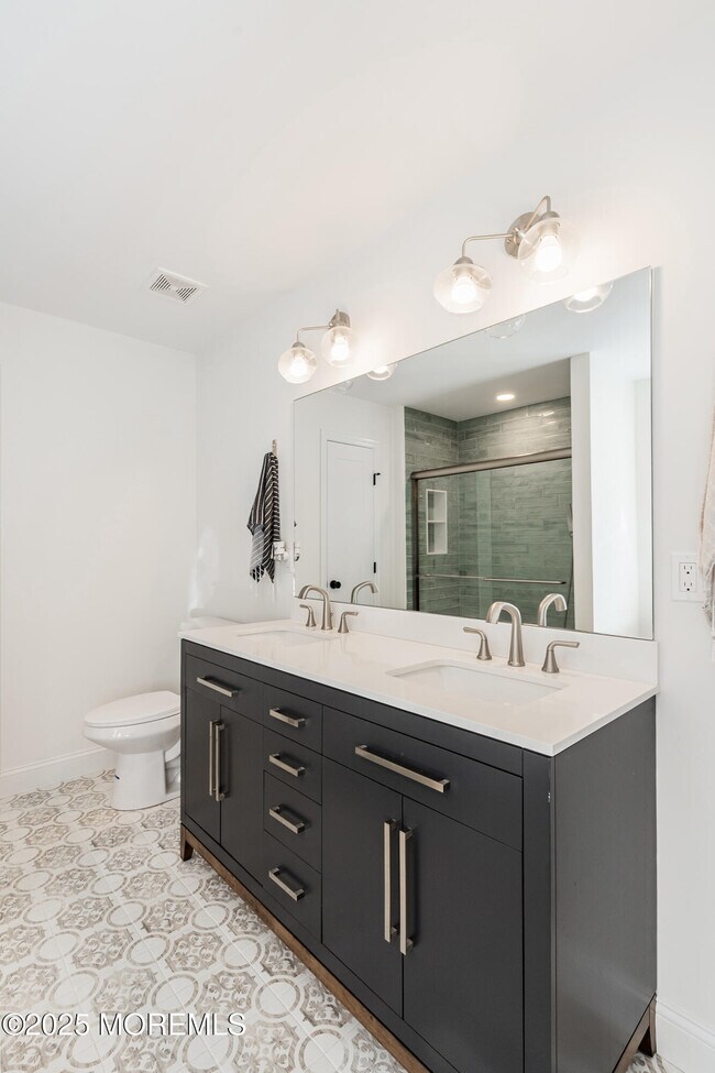 Building Photo - 1561 Scranton Ave